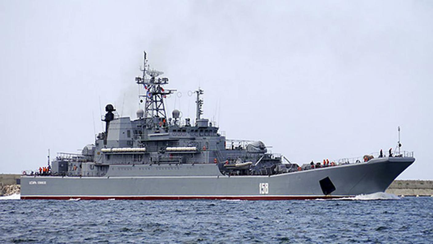 La nave anfibia russa Cesar Kurnikov in navigazione nel Mar Nero
