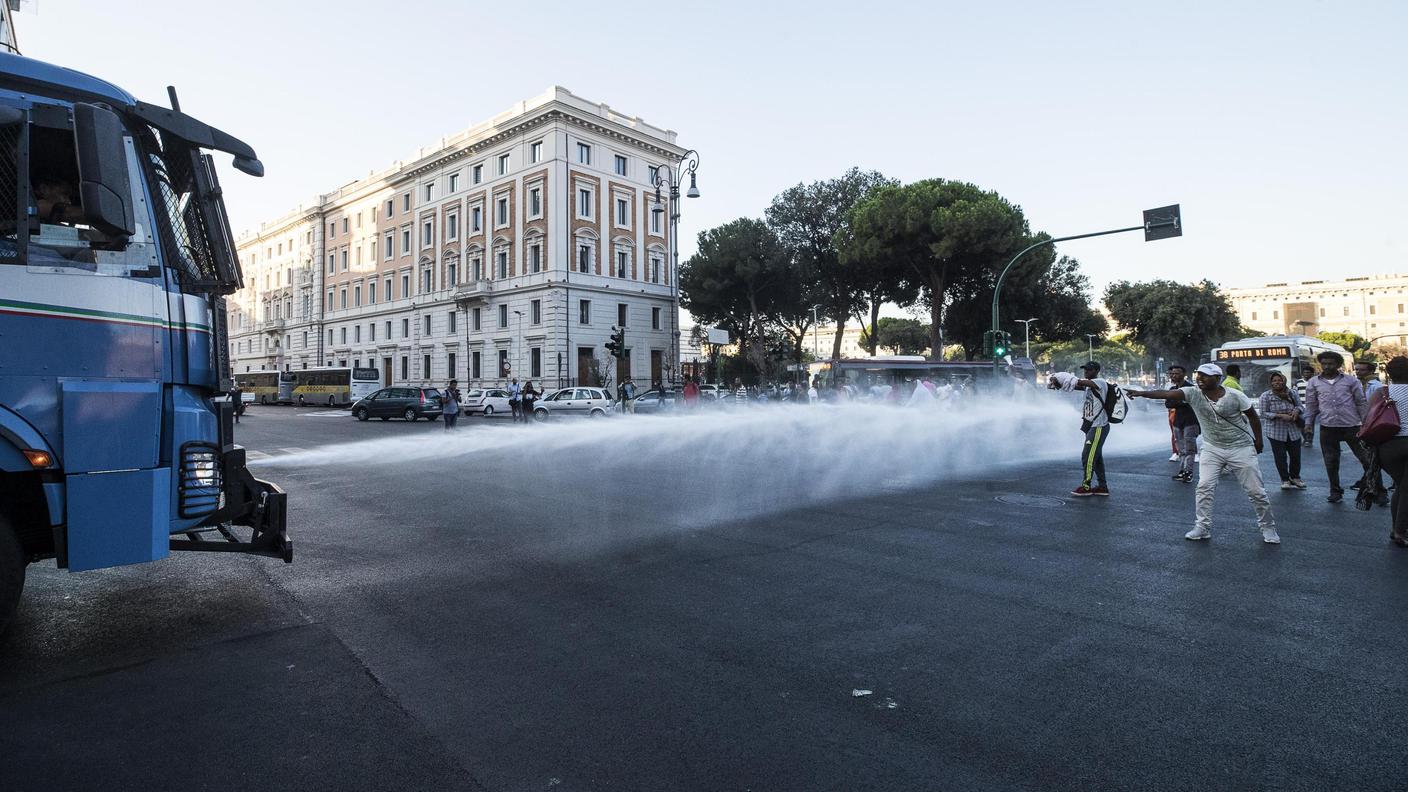Mattinata di tensione nella trafficata piazza Indipendenza a Roma
