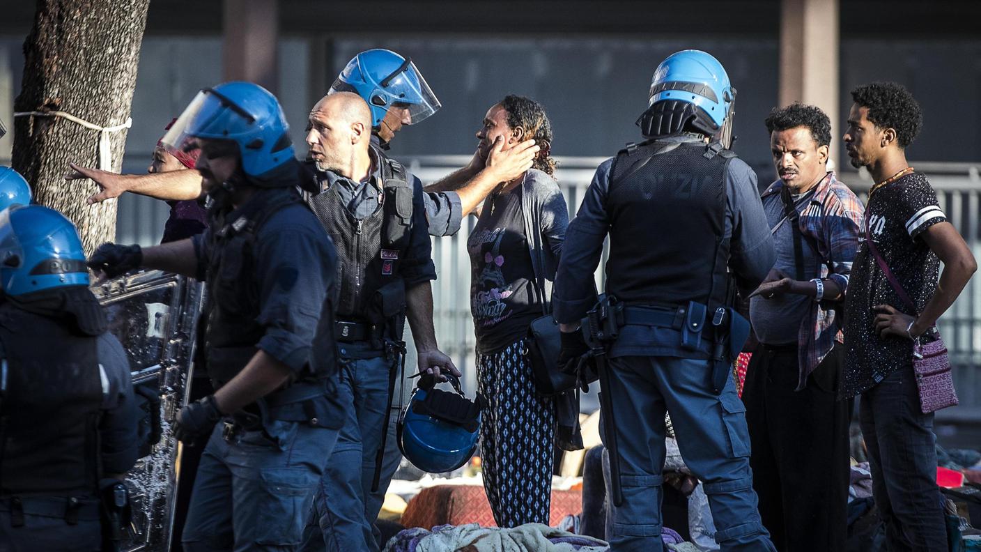Poliziotti durante i tentativi di mediazione per far abbandonare la piazza