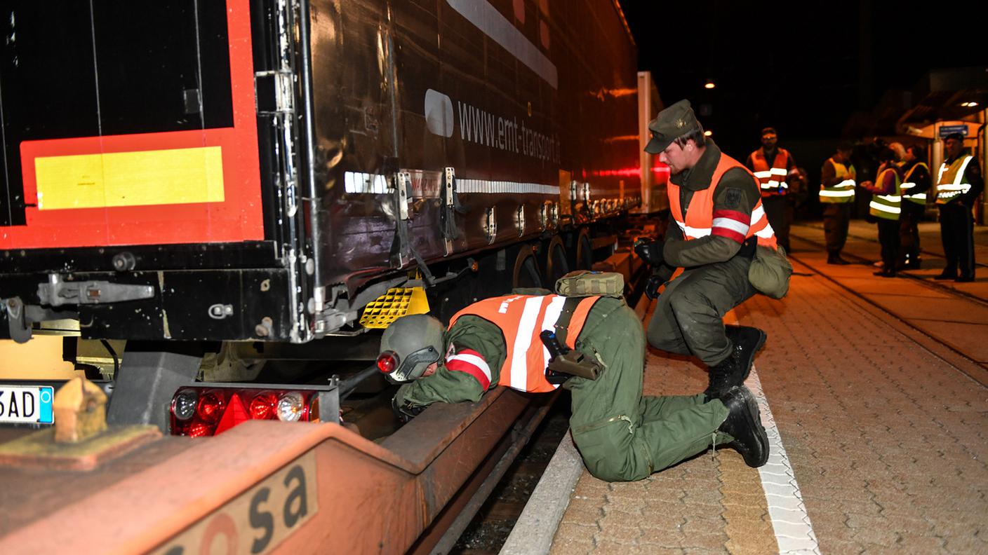 I militari hanno controllato anche i treni e i veicoli caricati sui convogli