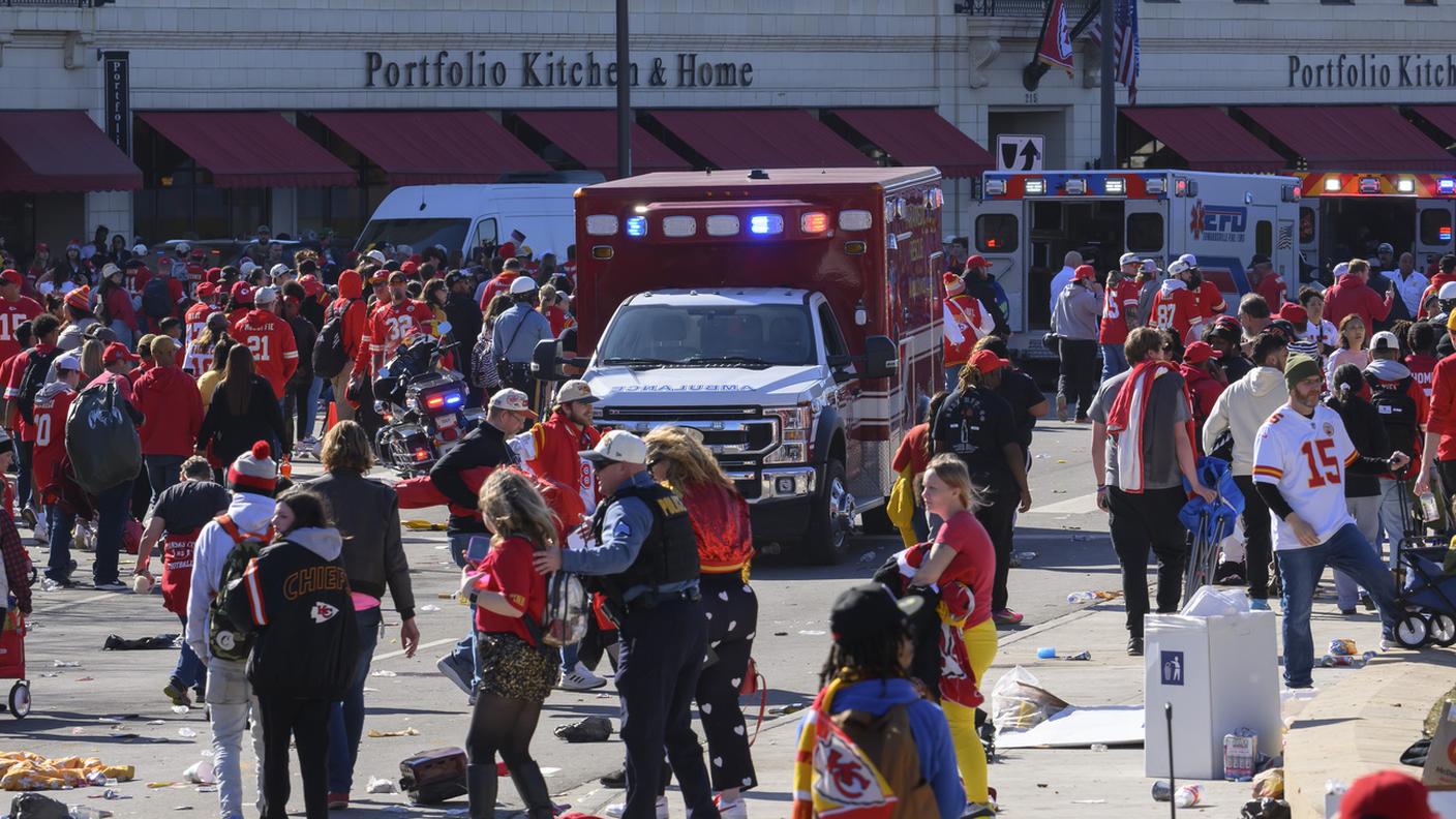 Soccorsi e polizia insieme ai tifosi dei Kansas City Chiefs dopo la sparatoria