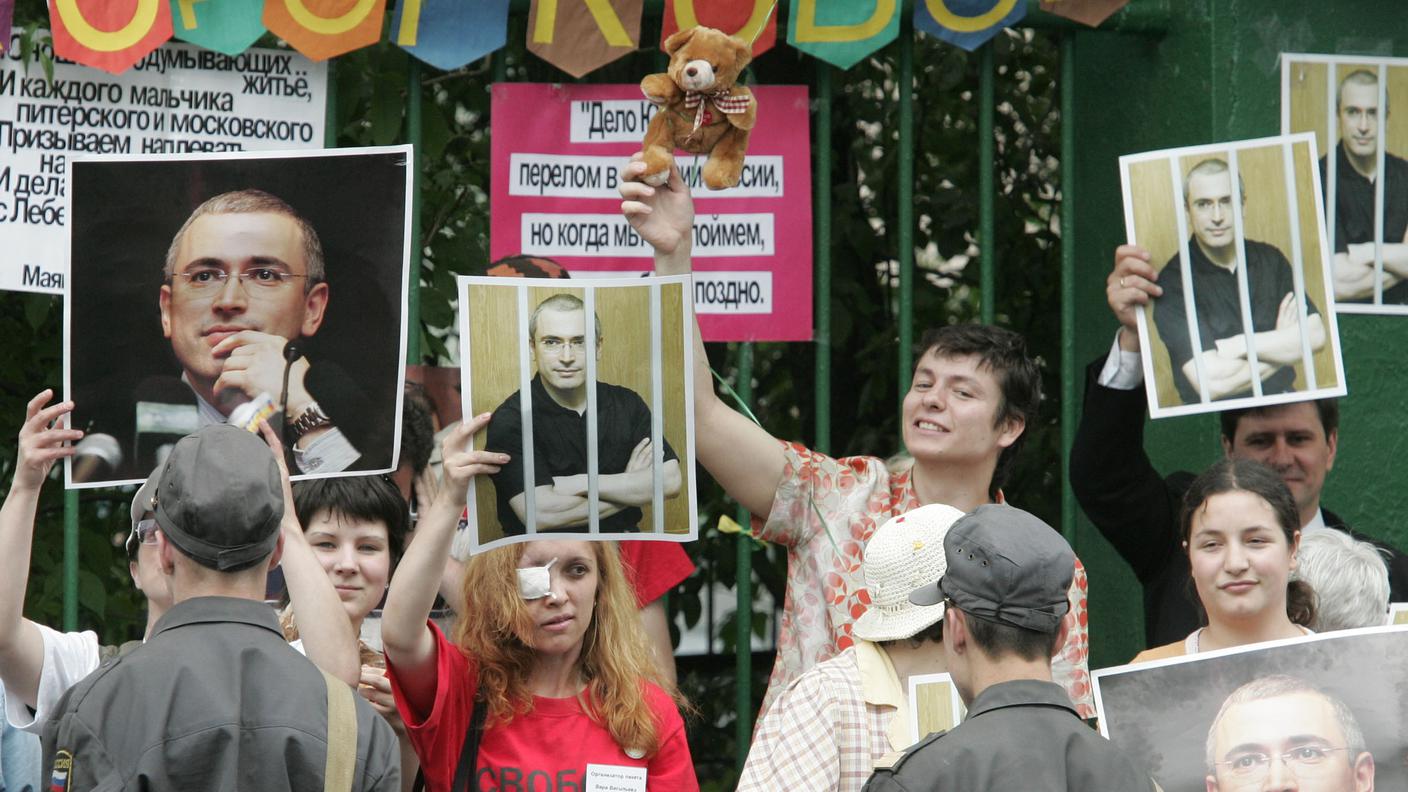 2005-05-27T000000Z_2133153352_RP6DRNAQXQAF_RTRMADP_3_RUSSIA-KHODORKOVSKI.JPG
