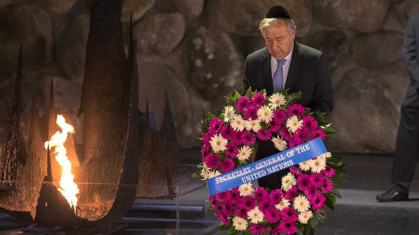 Momento di raccoglimento nel sacrario dedicato all'Olocausto