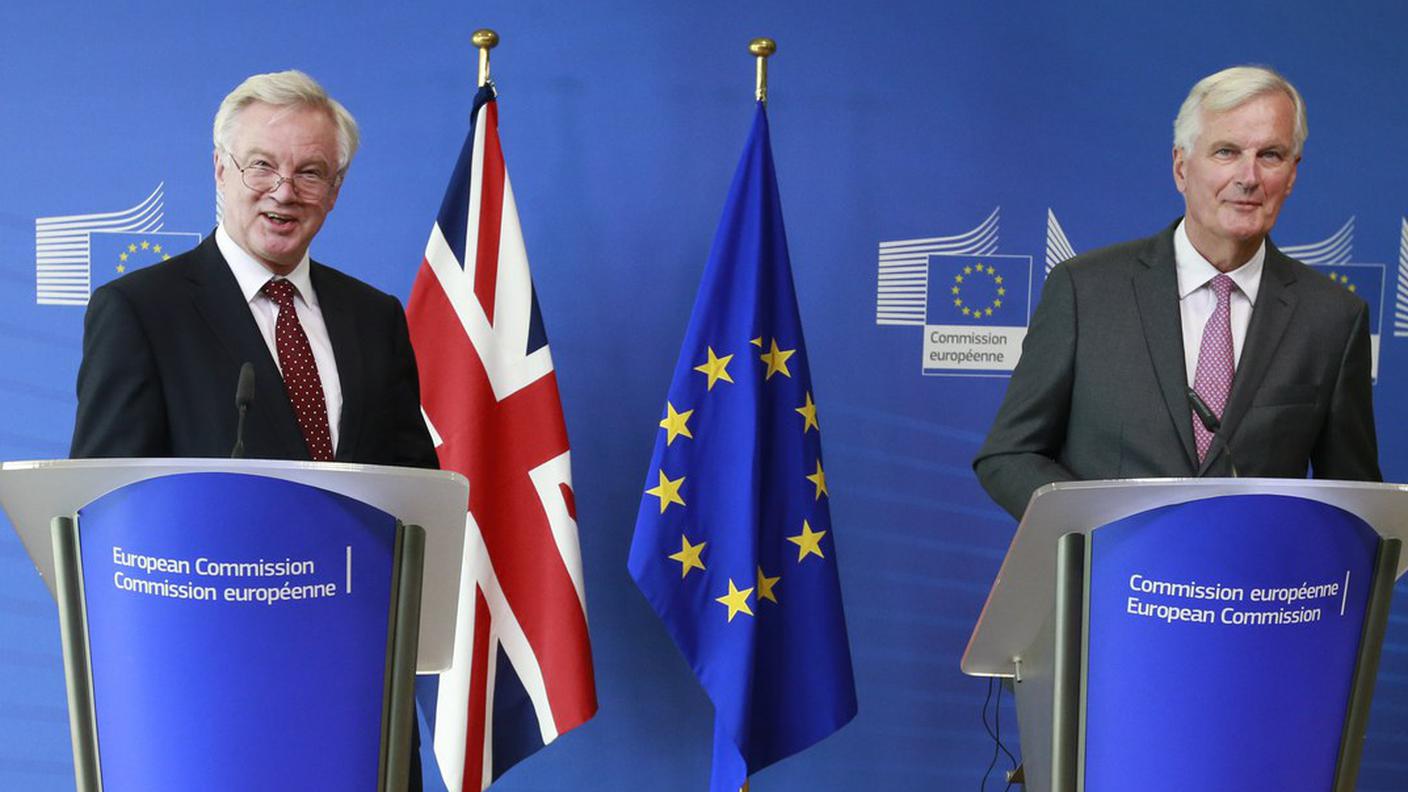 David Davis e Michel Barnier: sorrisi e stoccate
