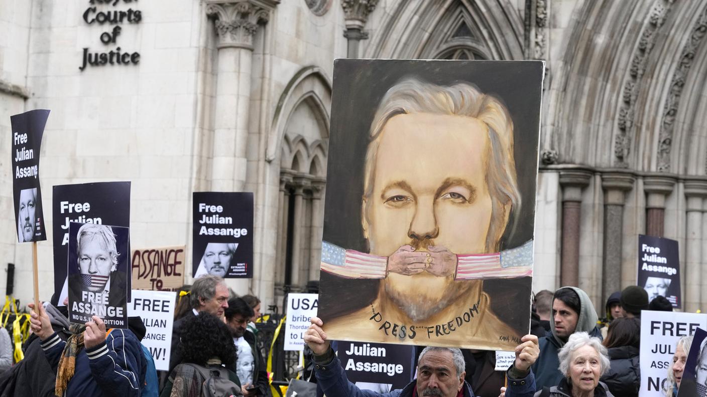 Sostenitori di Julian Assange davanti all'Alta Corte britannica