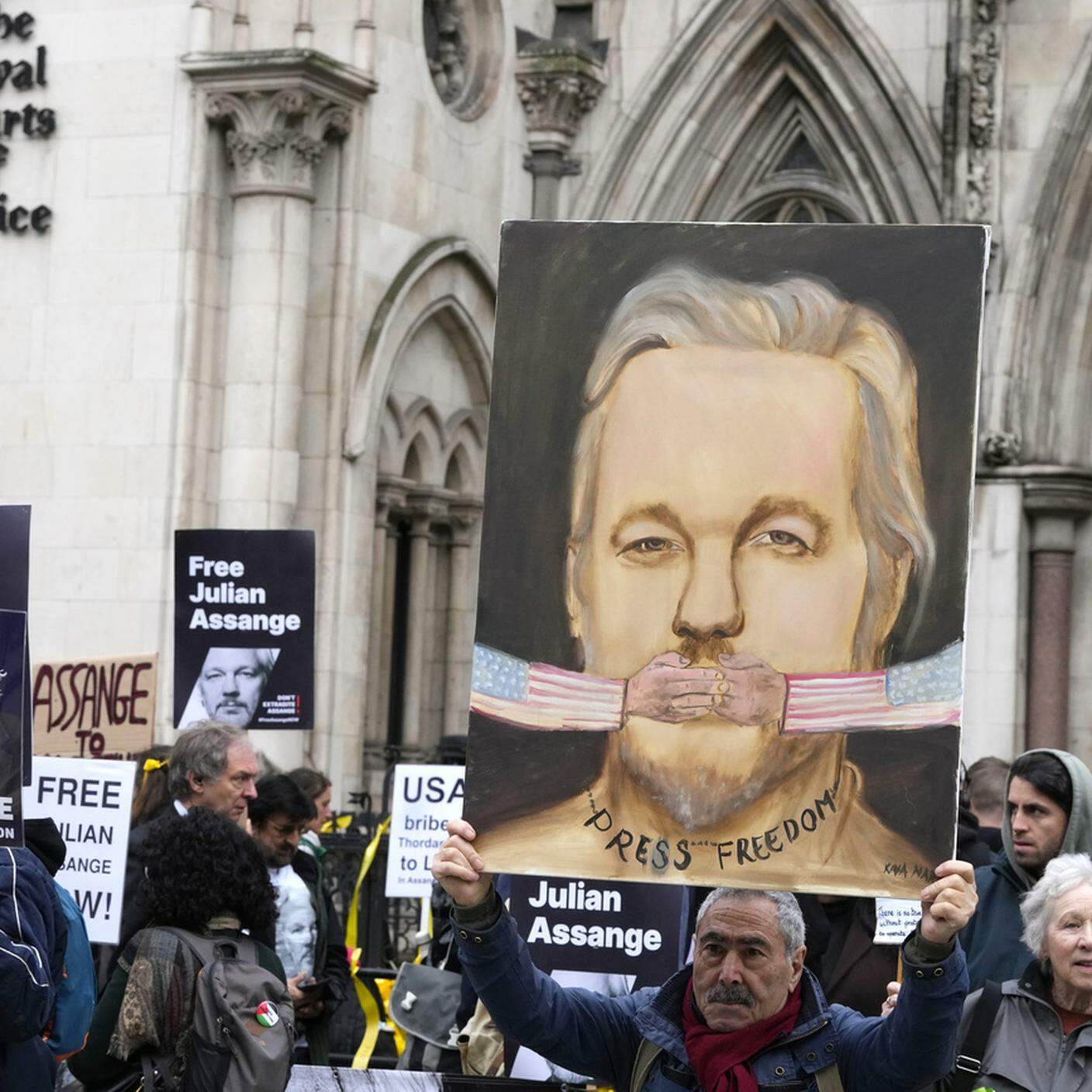 Sostenitori di Julian Assange davanti all'Alta Corte britannica