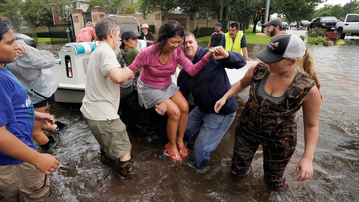 Continua a piovere in Texas: migliaia di persone devono lasciare le loro case