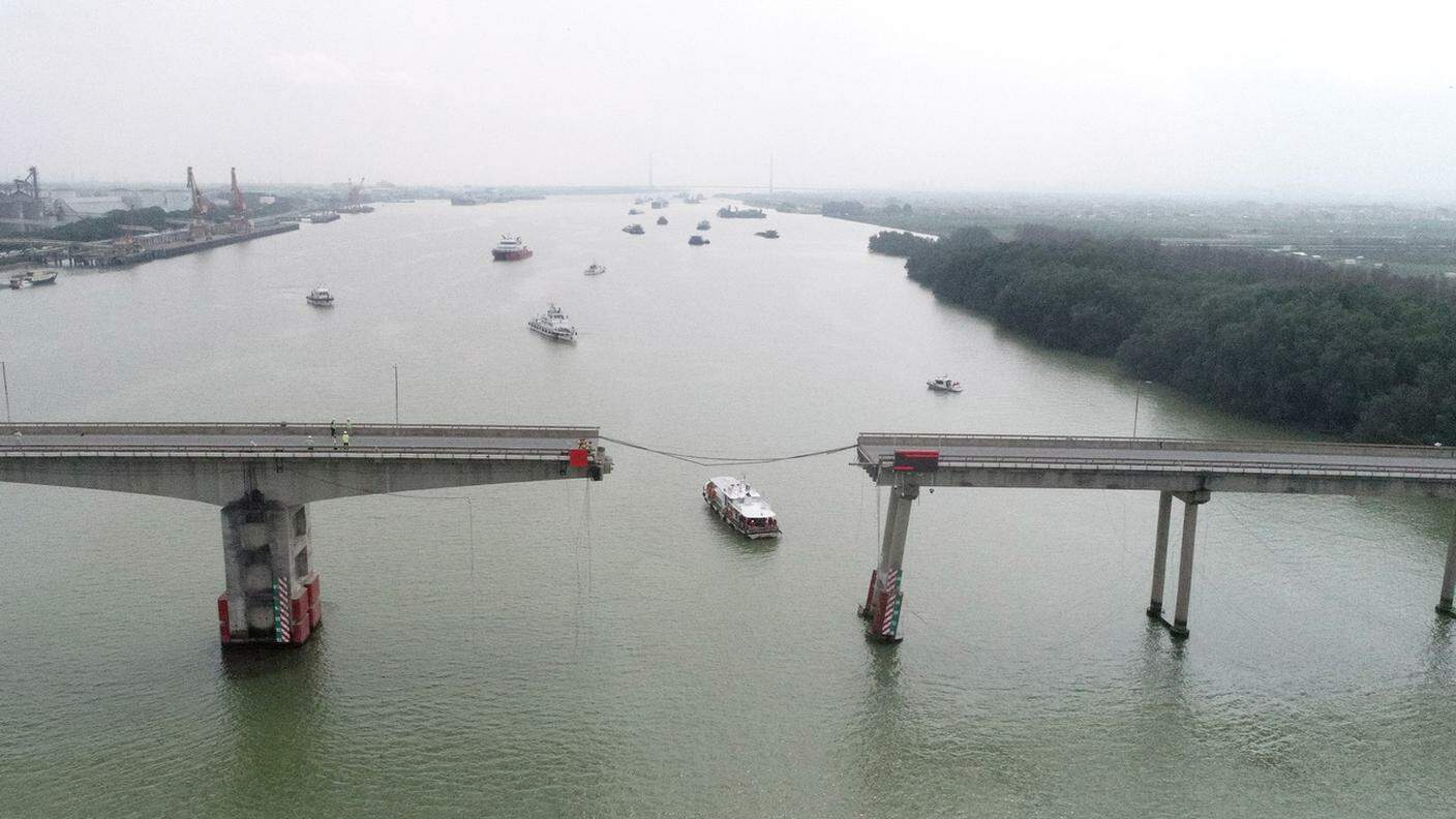 Il ponte cinese spezzatosi dopo esser stato urtato da una nave