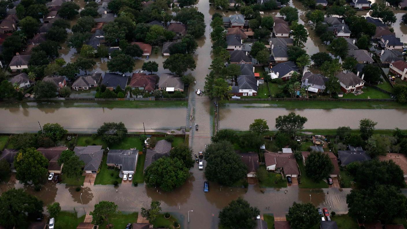Un'area abitativa di Houston allagata dalle inondazioni giovedì pomeriggio