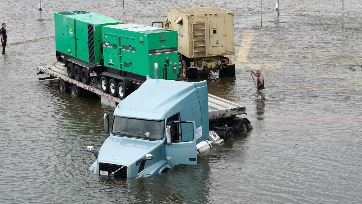 Un camion carico di generatori di soccorso bloccato dall'allagamento di una strada