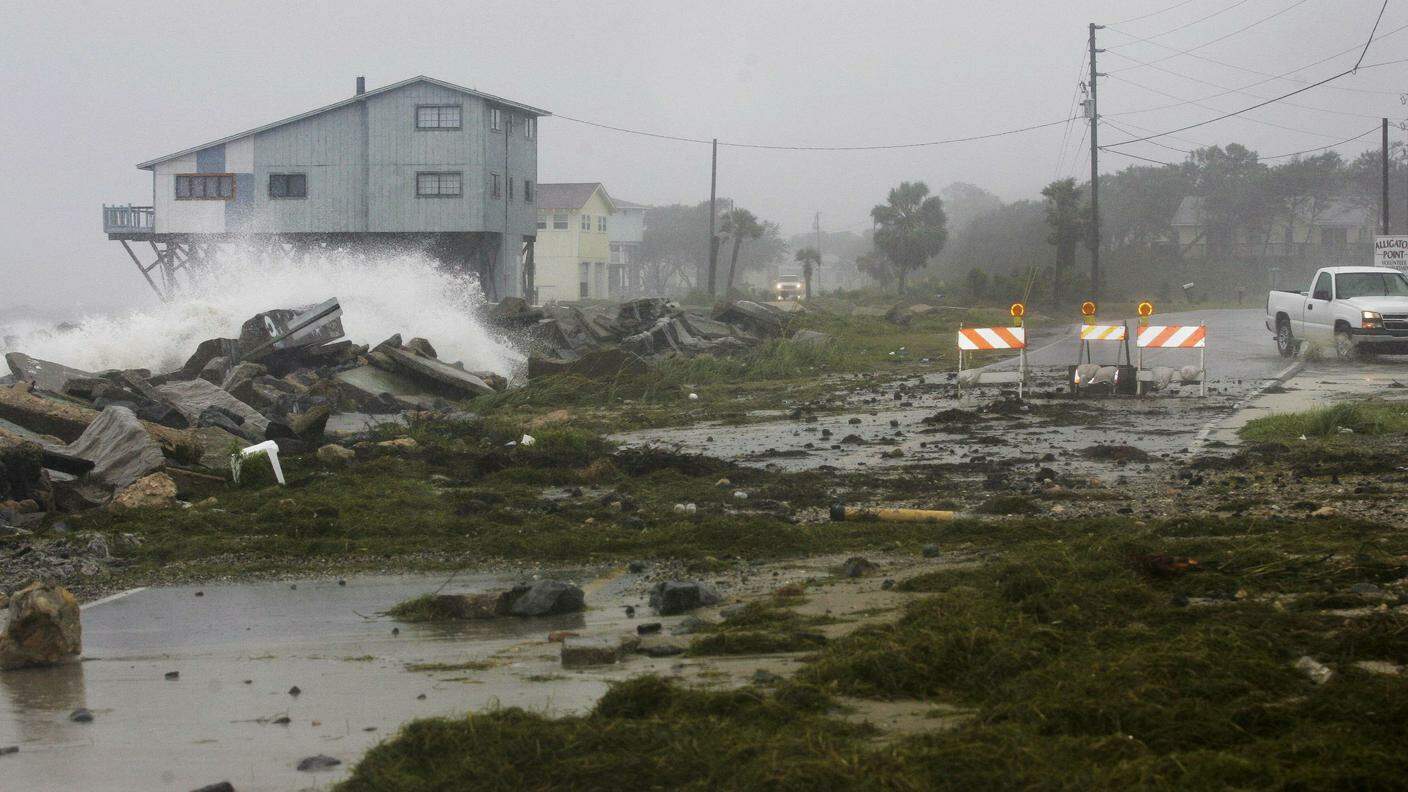 Le coste messicane investite dal maltempo prima dell'arrivo della tempesta Lidia
