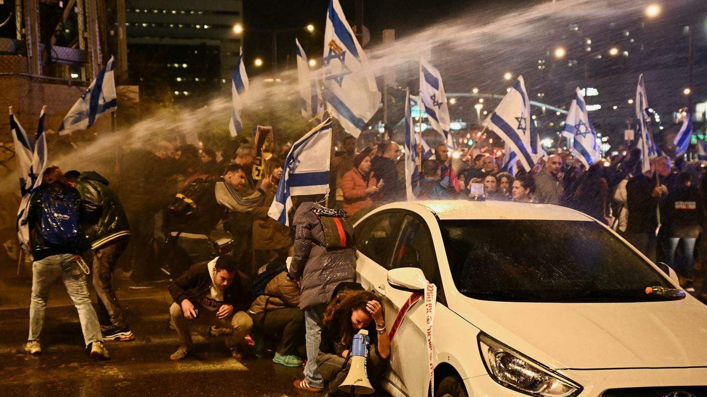 Idranti contro i manifestanti a Tel Aviv.JPG