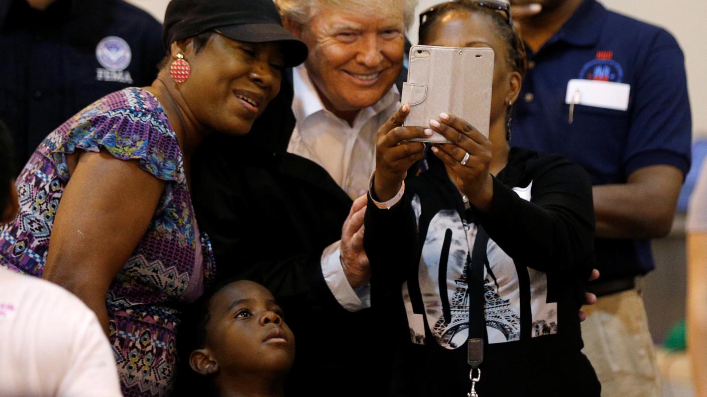 Il presidente si fa un selfie con gli ospiti di un rifugio a Houston