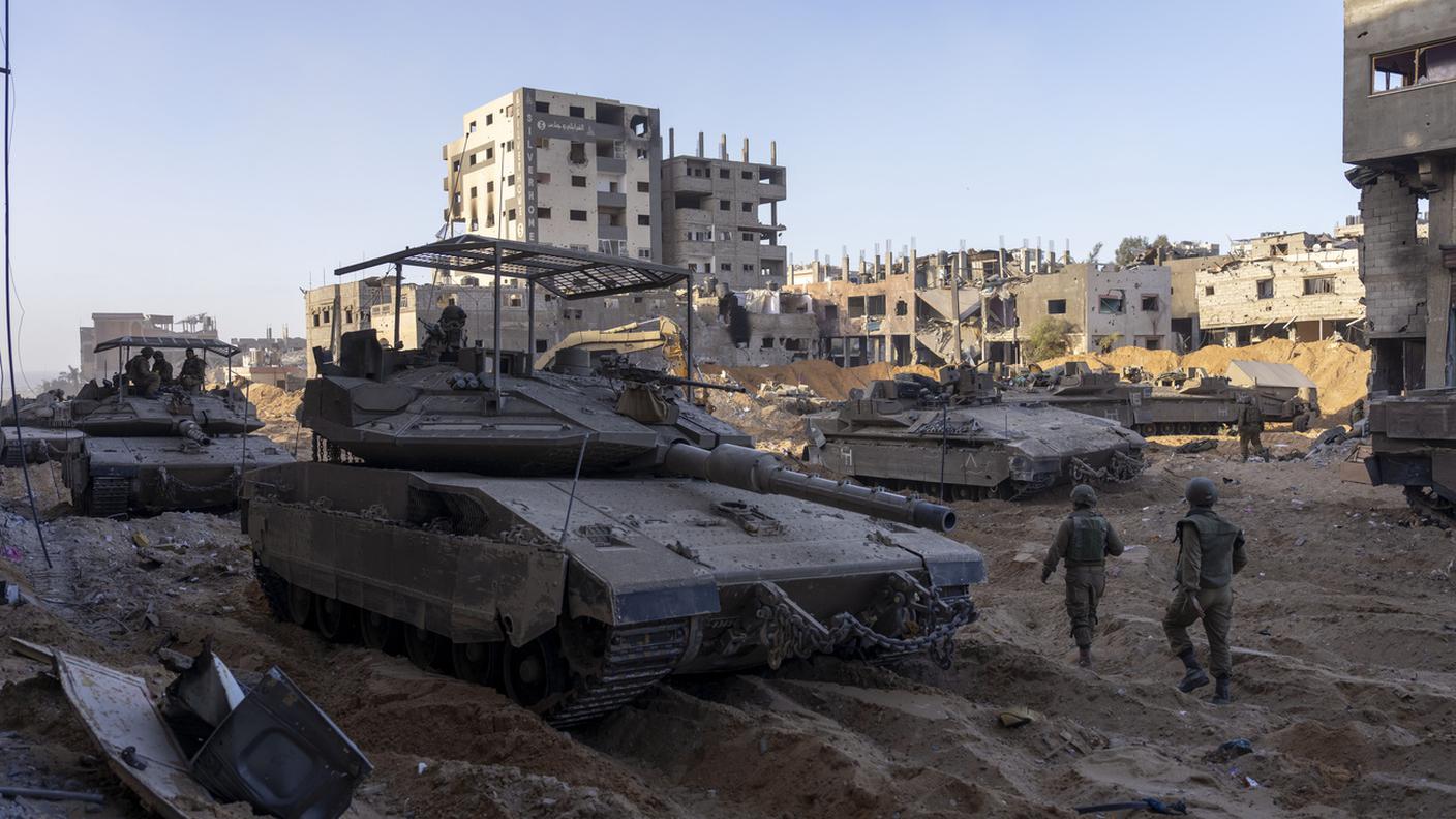 Carri armati e fanteria israeliana in un'area nel centro di Gaza