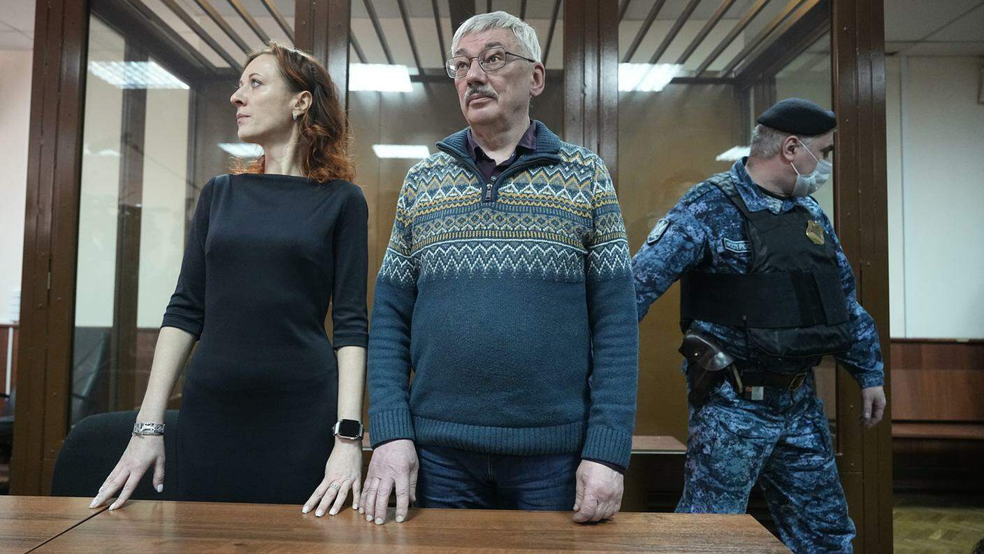Oleg Orlov mentre ascolta la sentenza letta dal giudice