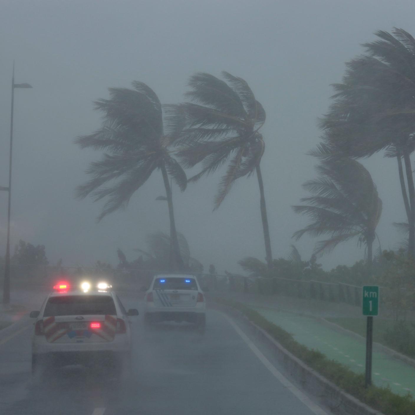 Veicoli di soccorso a San Juan di Portorico, investita dall'uragano