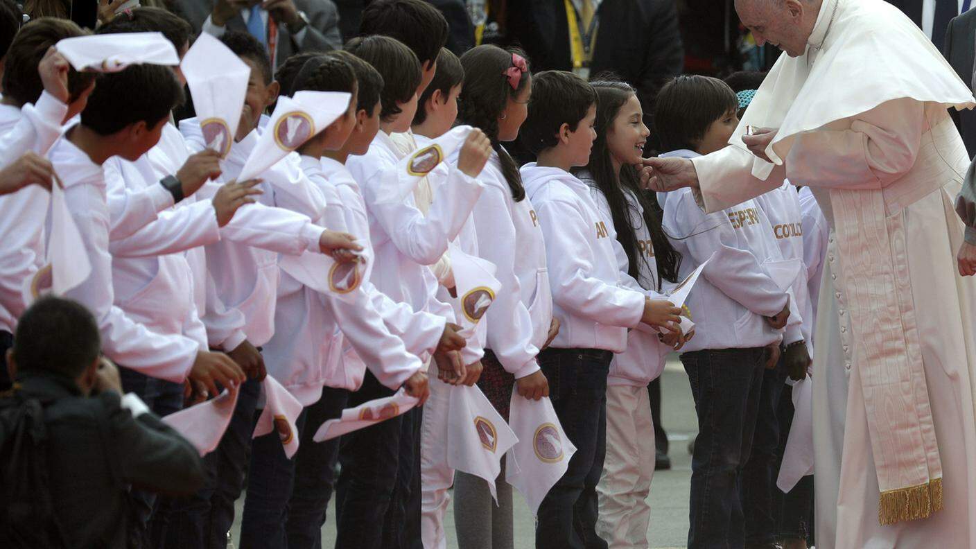 Papa Francesco saluta dei piccoli fedeli colombiani
