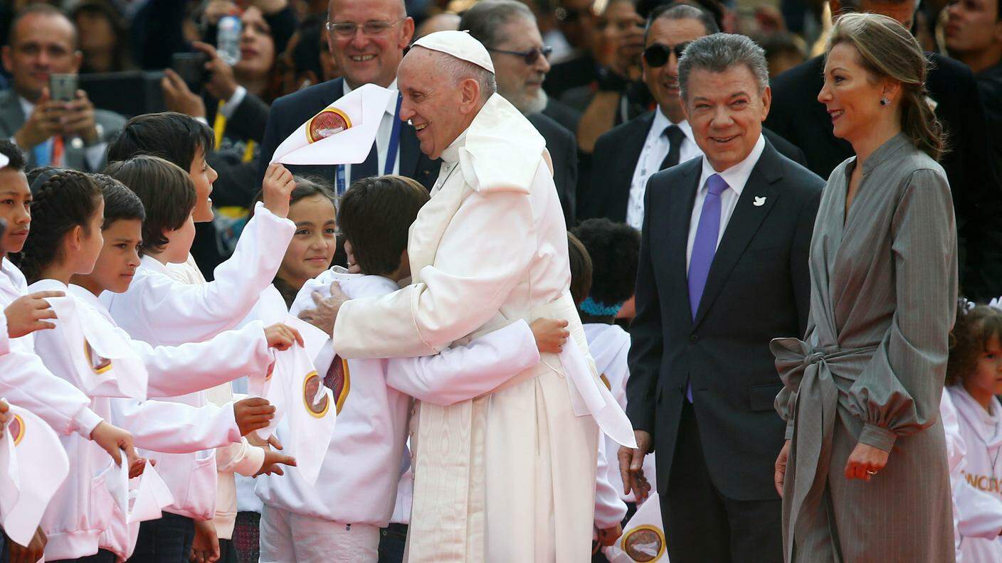 L'abbraccio dei bambini colombiani a Papa Francesco