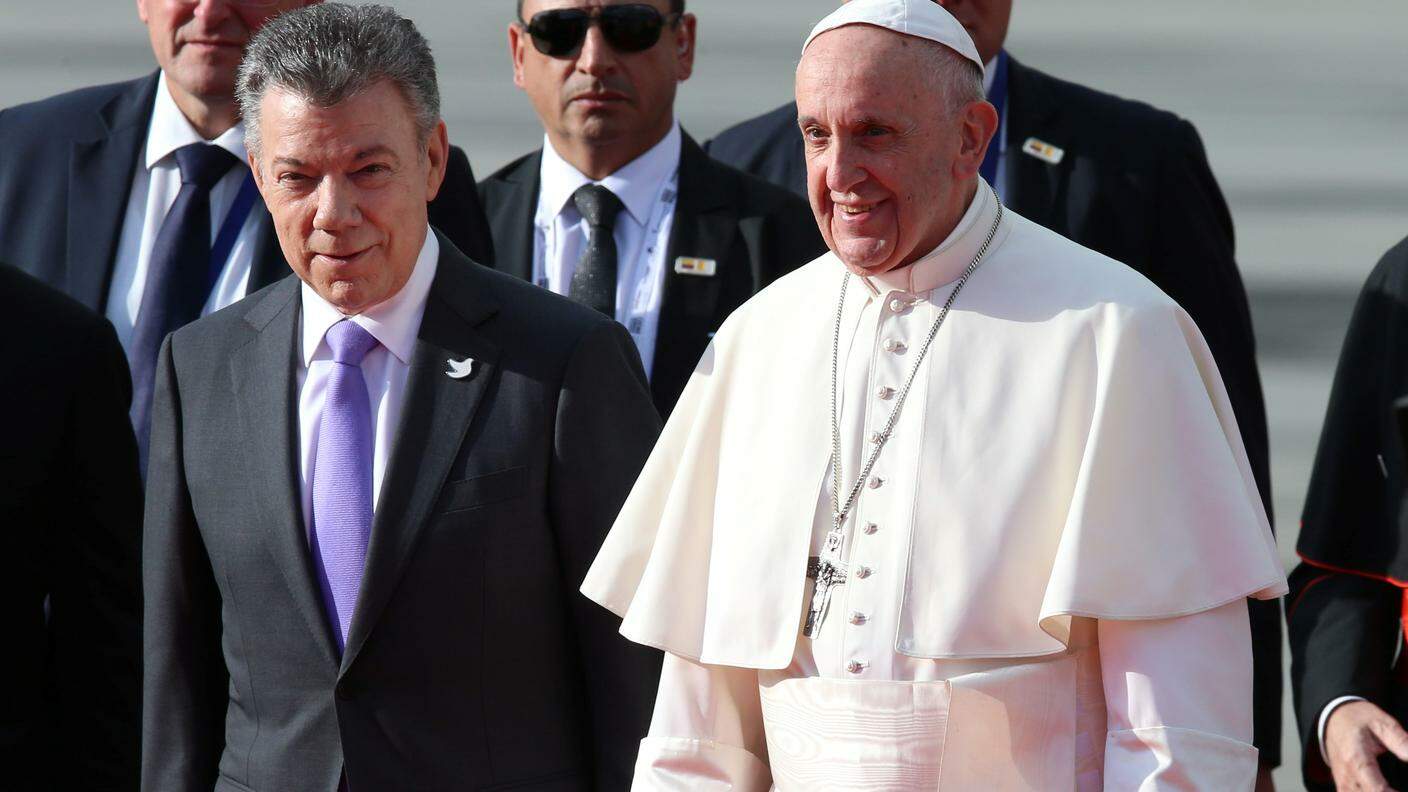 Il presidente Juan Manuel Santos accoglie Papa Francesco