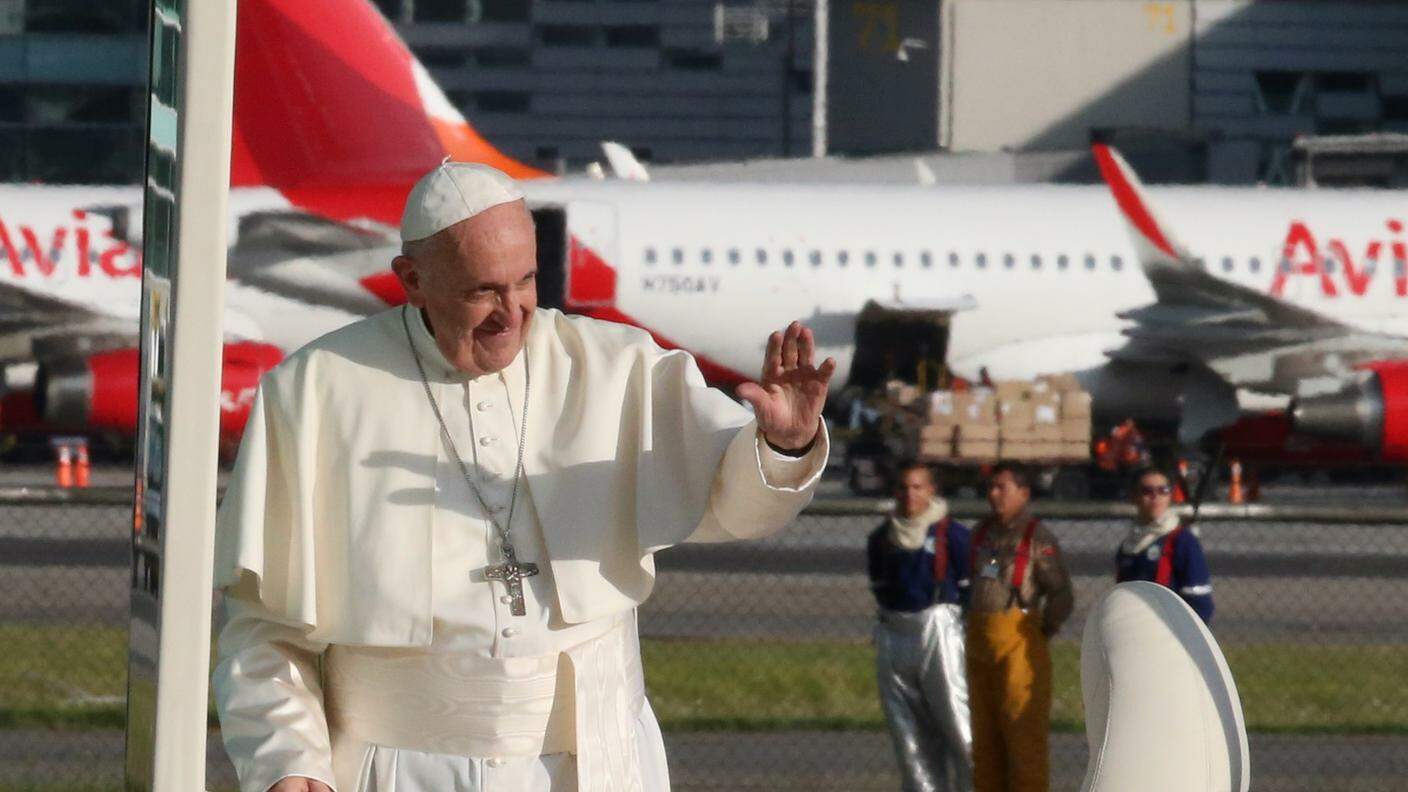 Papa Francesco in viaggio verso la Nunziatura dove ha trascorso la sua prima notte in Colombia