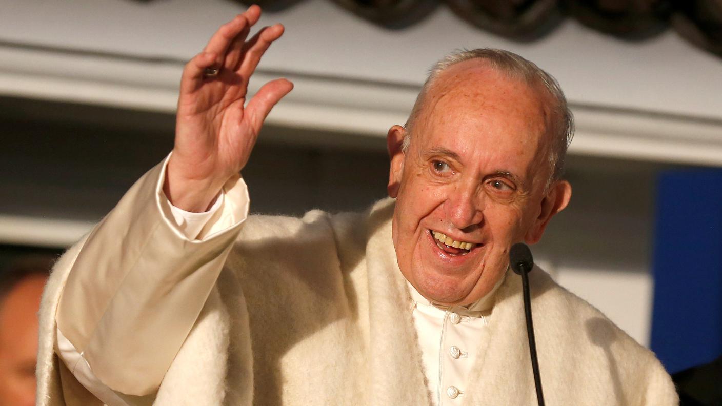Papa Francesco, a capo scoperto, saluta i presenti mentre lascia la Nunziatura apostolica