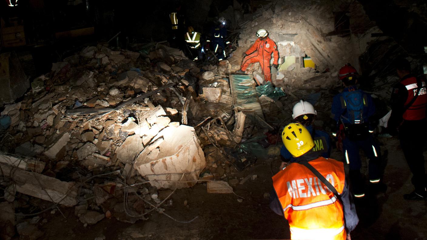 Soccorritori al lavoro in cerca dei dispersi a Juchitan