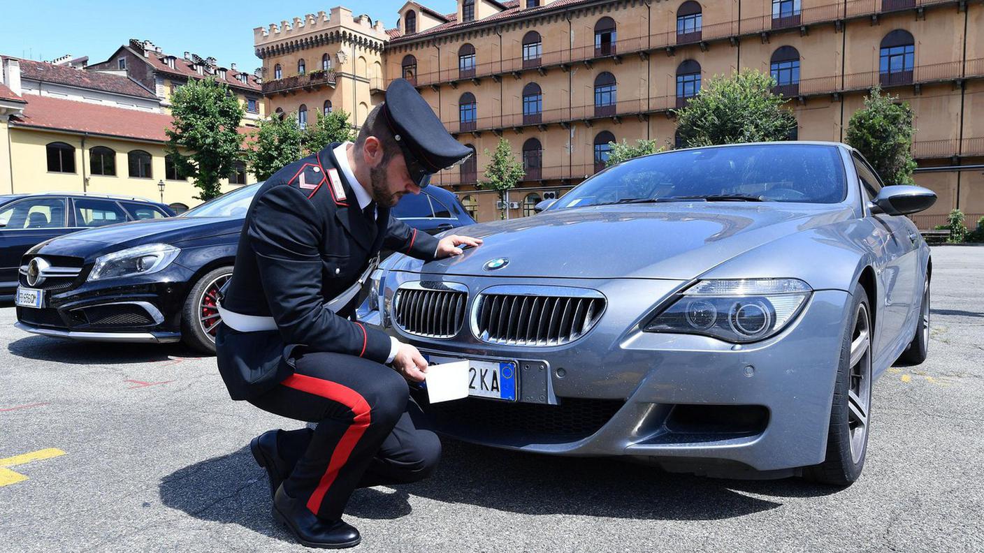 Da capire se la giovane si è aggrappata o è rimasta impigliata nell'auto (immagine d'archivio)