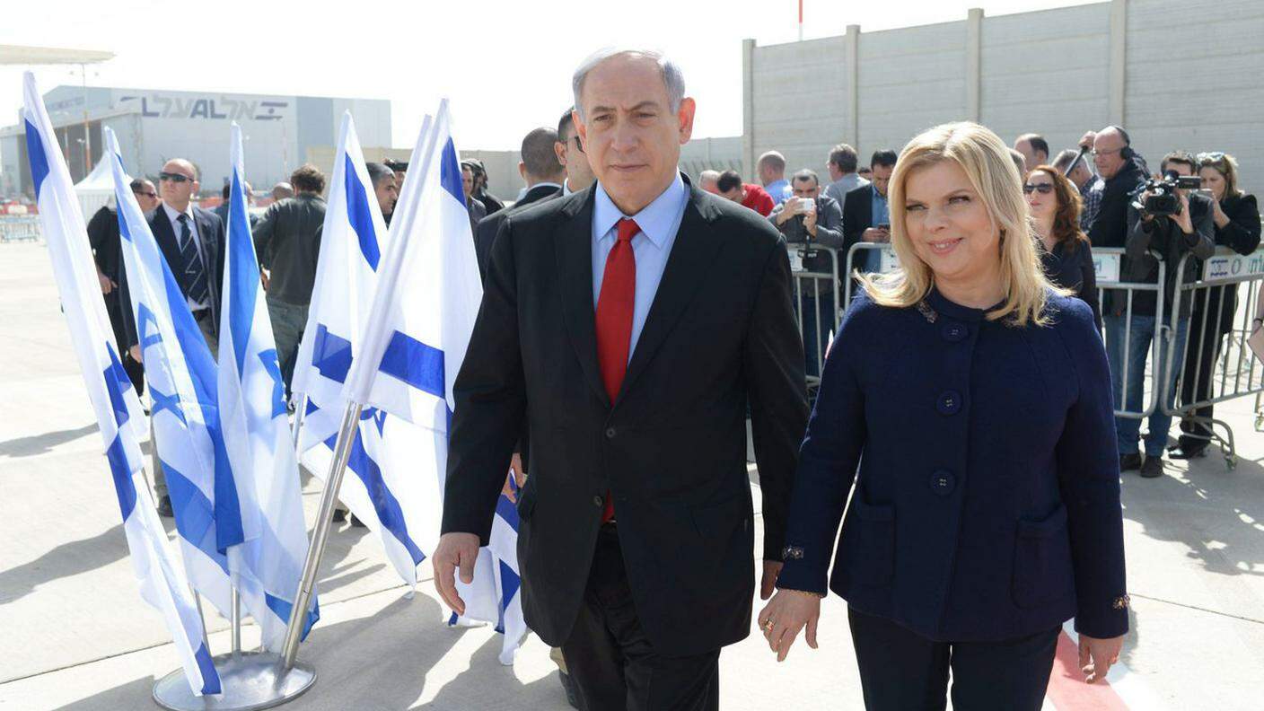 Il premier israeliano Benyamin Netanyahu con la moglie Sarah