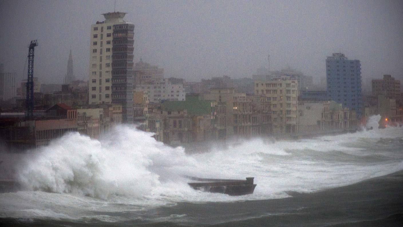 La furia dell'uragano sull'Avana. A Cuba si sono registrate onde fino a nove metri