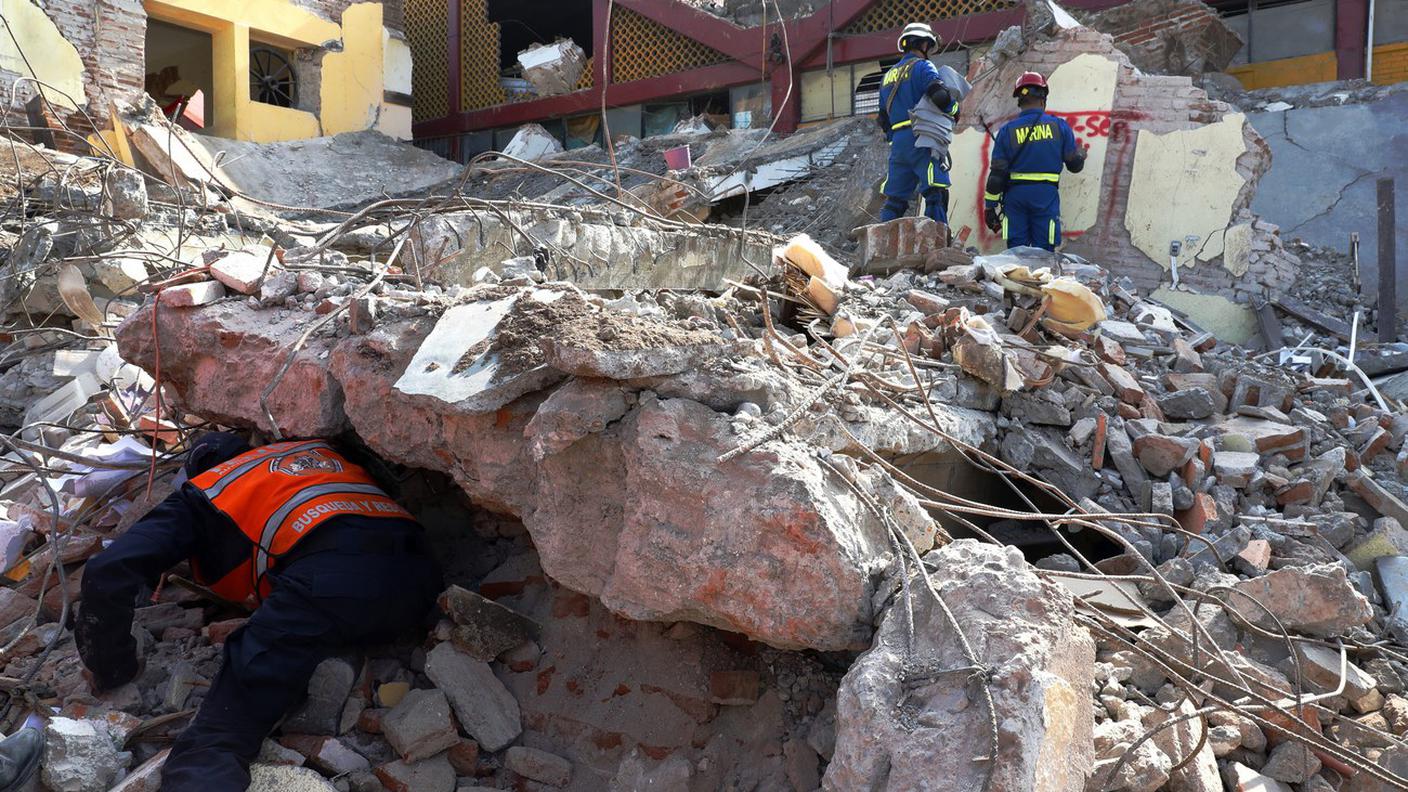 Soccorritori al lavoro sulle rovine della città di Juchitan 