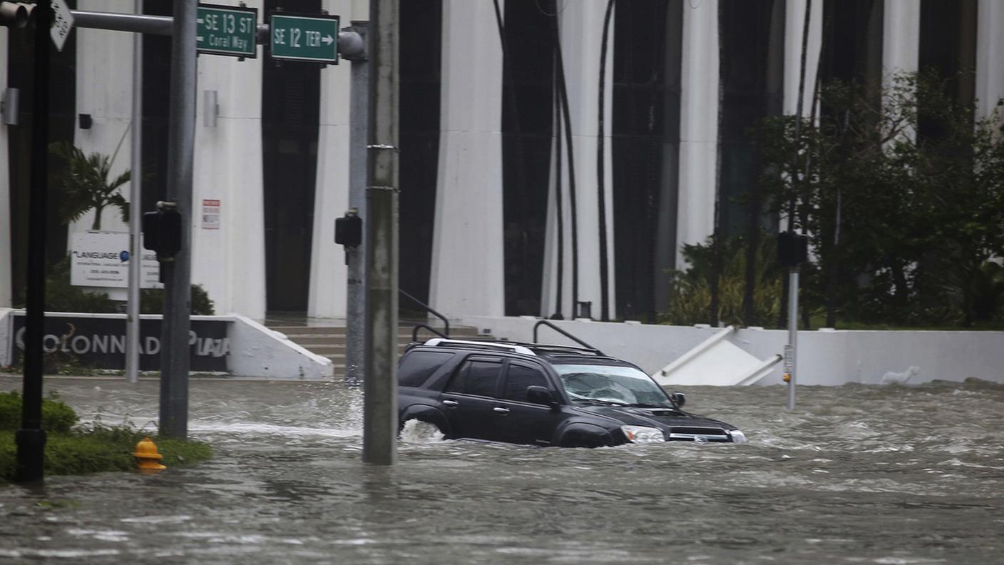 Una delle strade allagate di Miami. La città è praticamente deserta