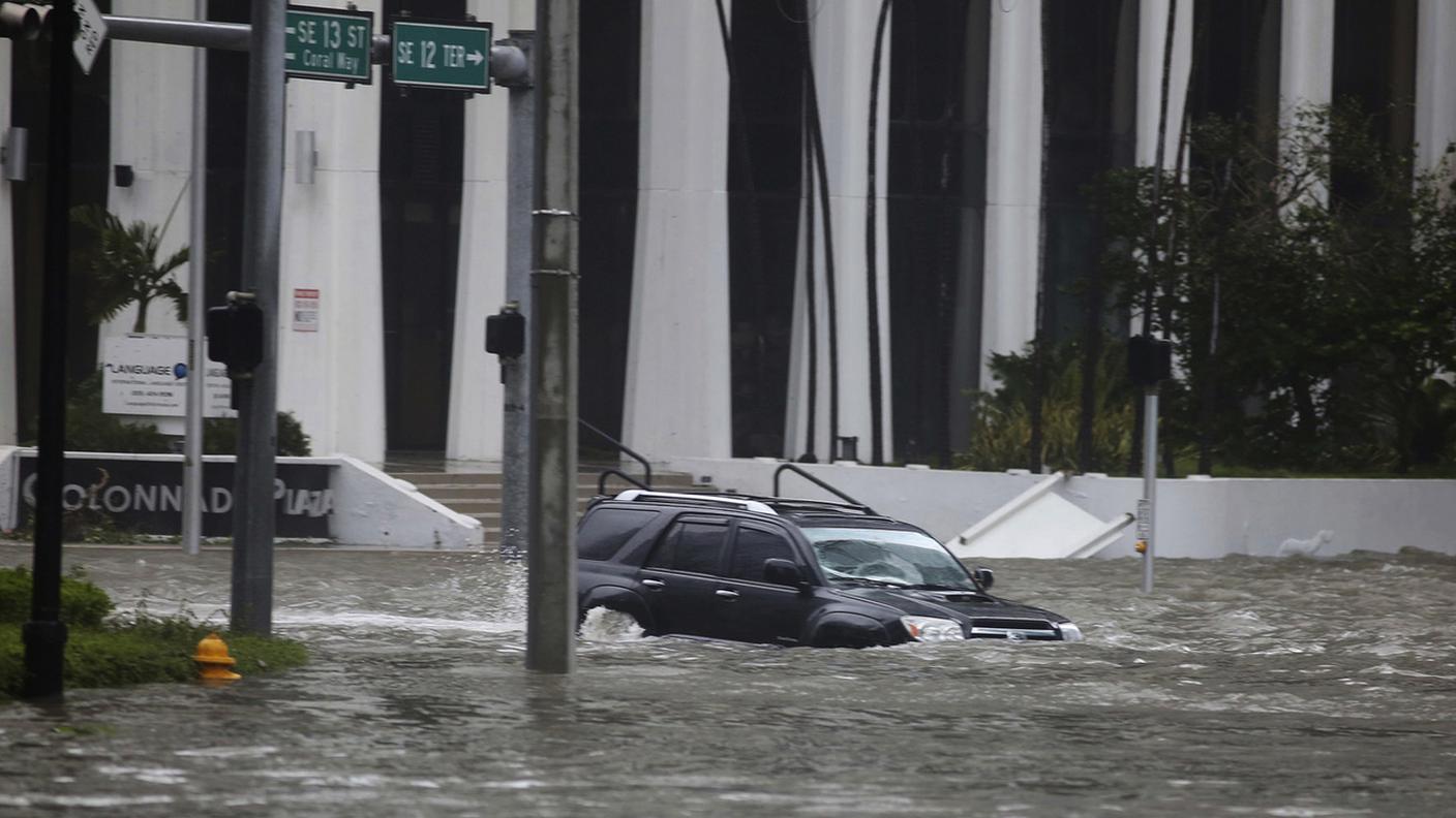 Una delle strade allagate di Miami. La città è praticamente deserta