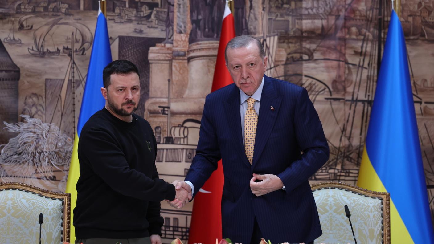 Stretta di mano tra Volodymyr Zelensky e Recep Tayyip Erdogan durante il loro incontro di venerdì