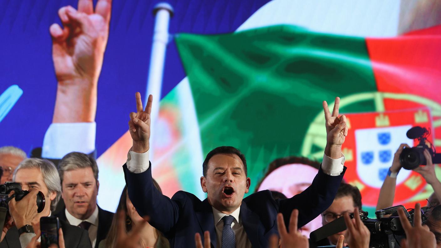 Il leader di Alleanza Democratica Luis Montenegro festeggia