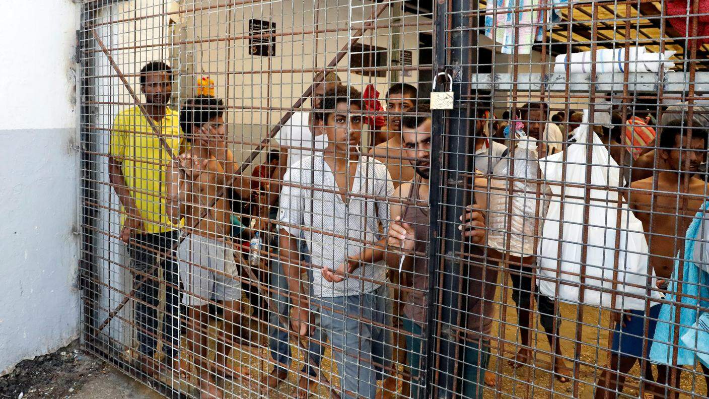 Migranti rinchiusi in un centro a Tripoli