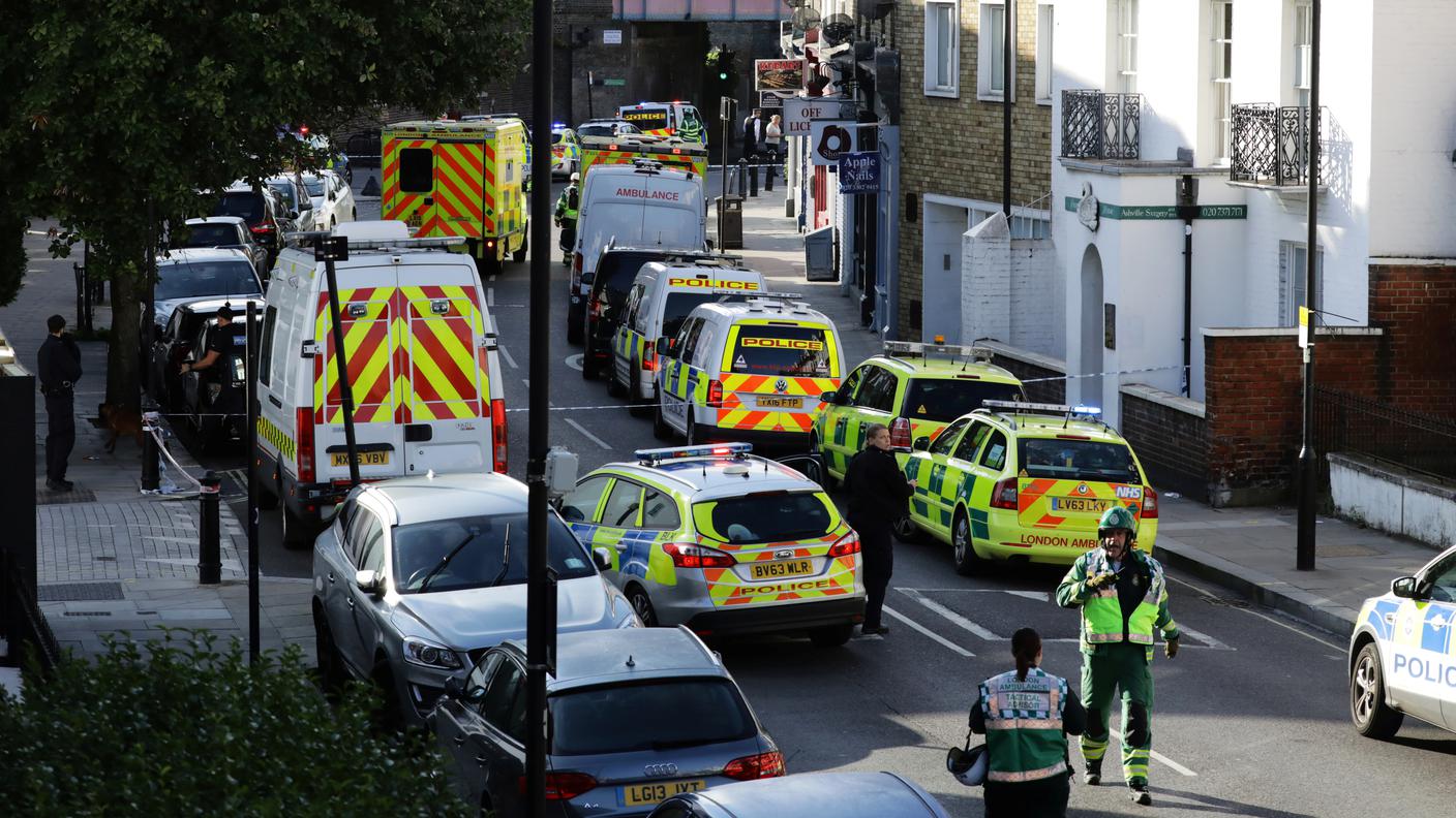 Polizia e ambulanze accorse alla stazione di Parsons Green
