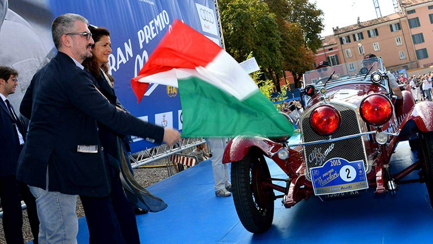La partenza di un'Alfa Romeo anni '30 al Gran Premio Nuvolari 2016