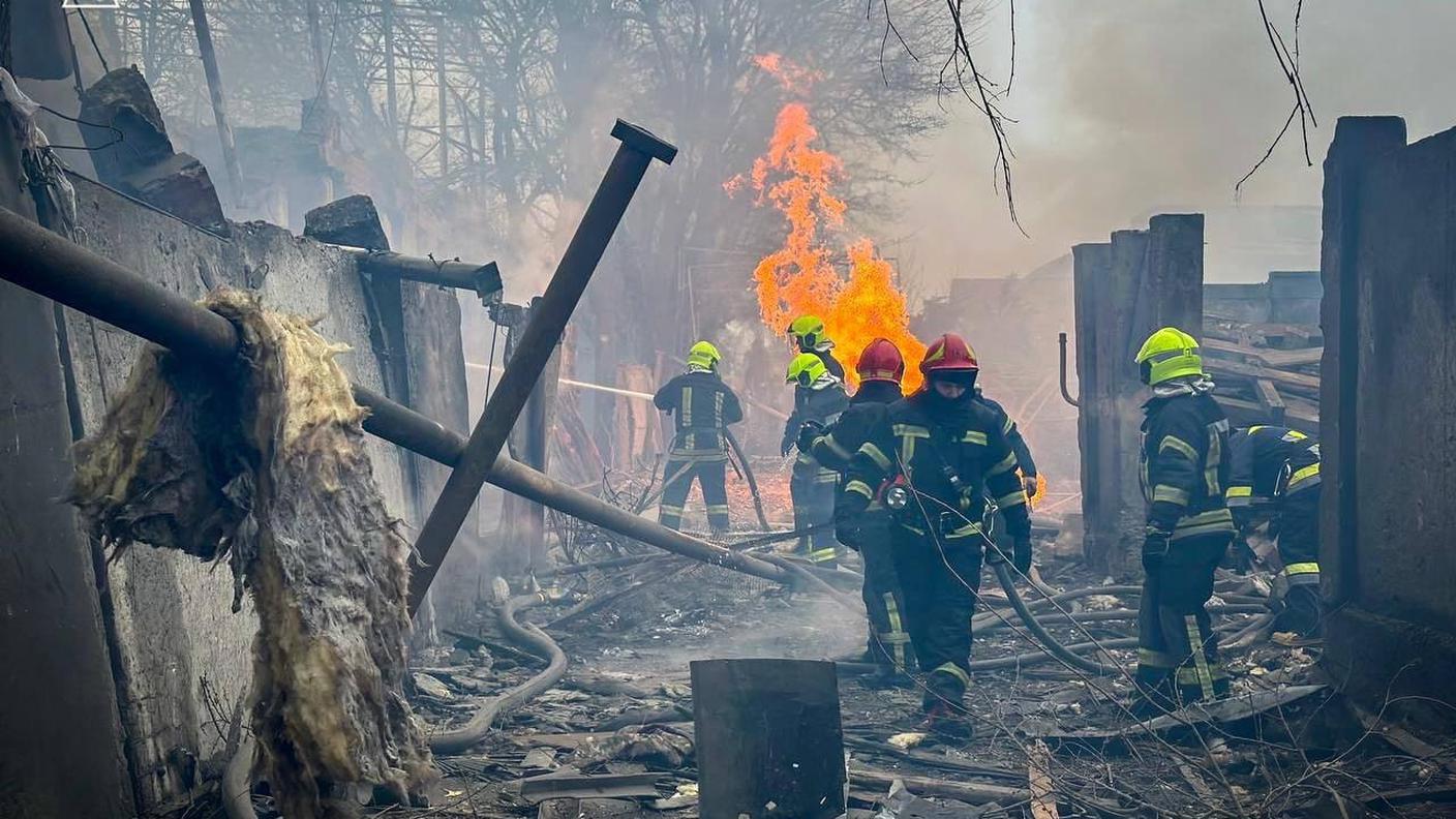 Pompieri ucraini in azione dopo il bombardamento russo a Odessa