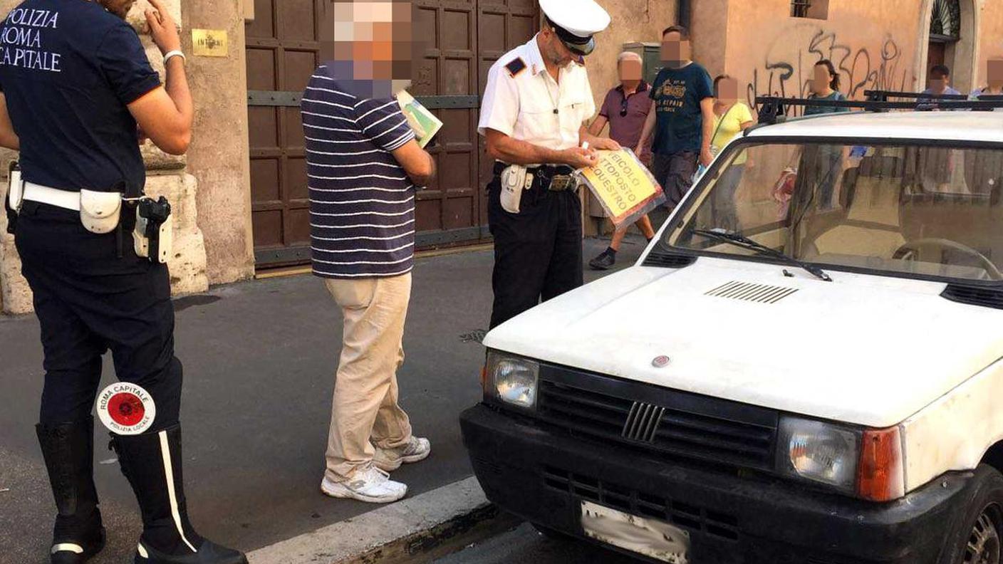 Il blocco definitivo della vettura da parte della polizia romana