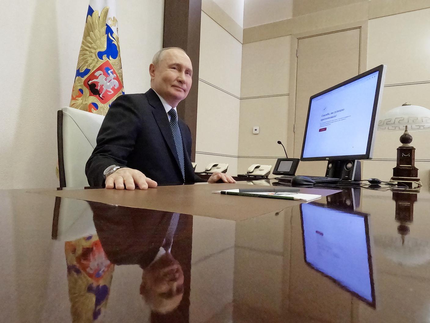 Putin soddisfatto dopo aver votato elettronico.jpg
