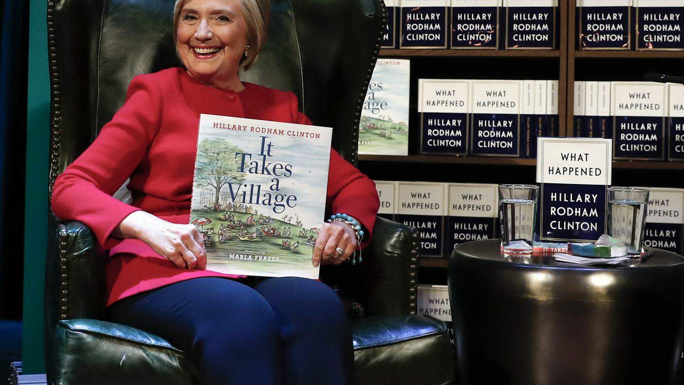 Tra un libro e l'altro i ricordi tornano realtà. Clinton è pronta a rifarsi avanti...