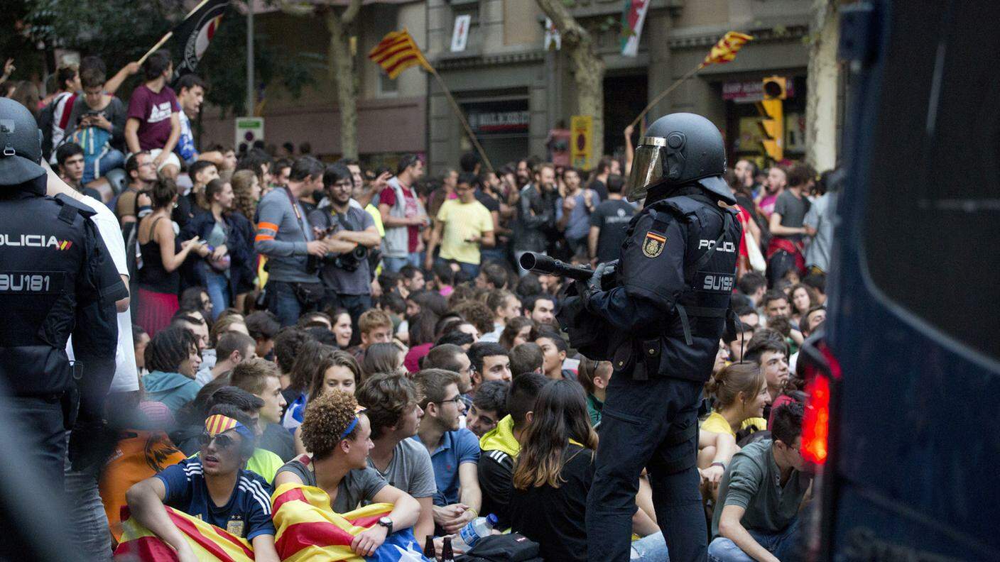 I manifestanti protestano per gli arresti dei separatisti, ordinati dal Governo centrale di Madrid