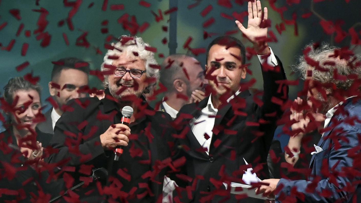 Pioggia di coriandoli a Rimini per Di Maio