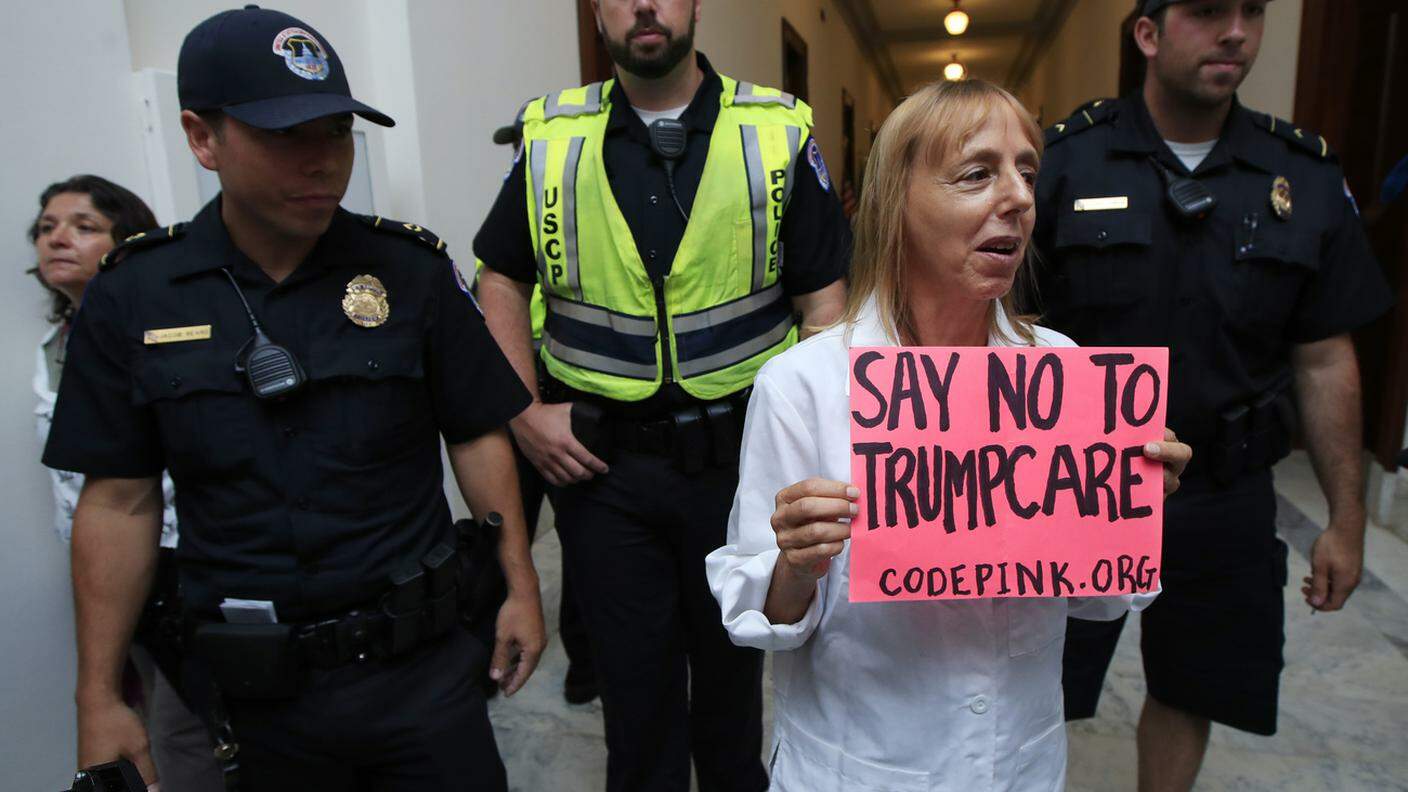 Attivisti in azione contro i piani sanitari di Trump