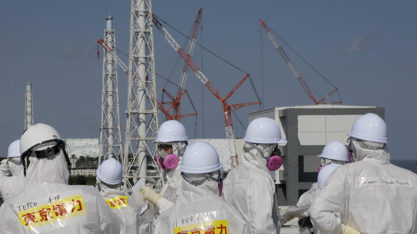 Tecnici al lavoro nella zona contaminata dalle radiazioni