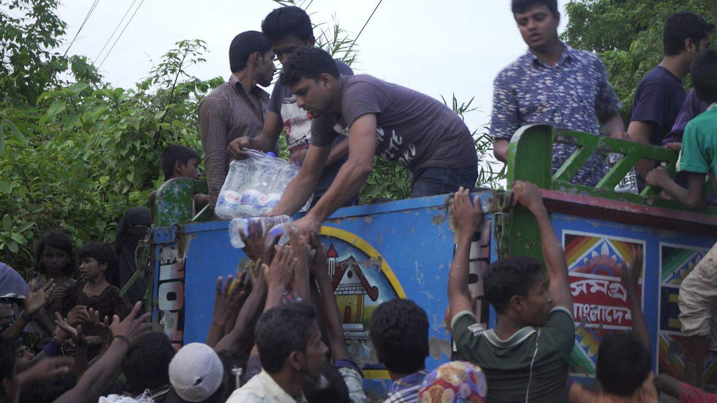 I rohingya in fuga ricevono acqua potabile