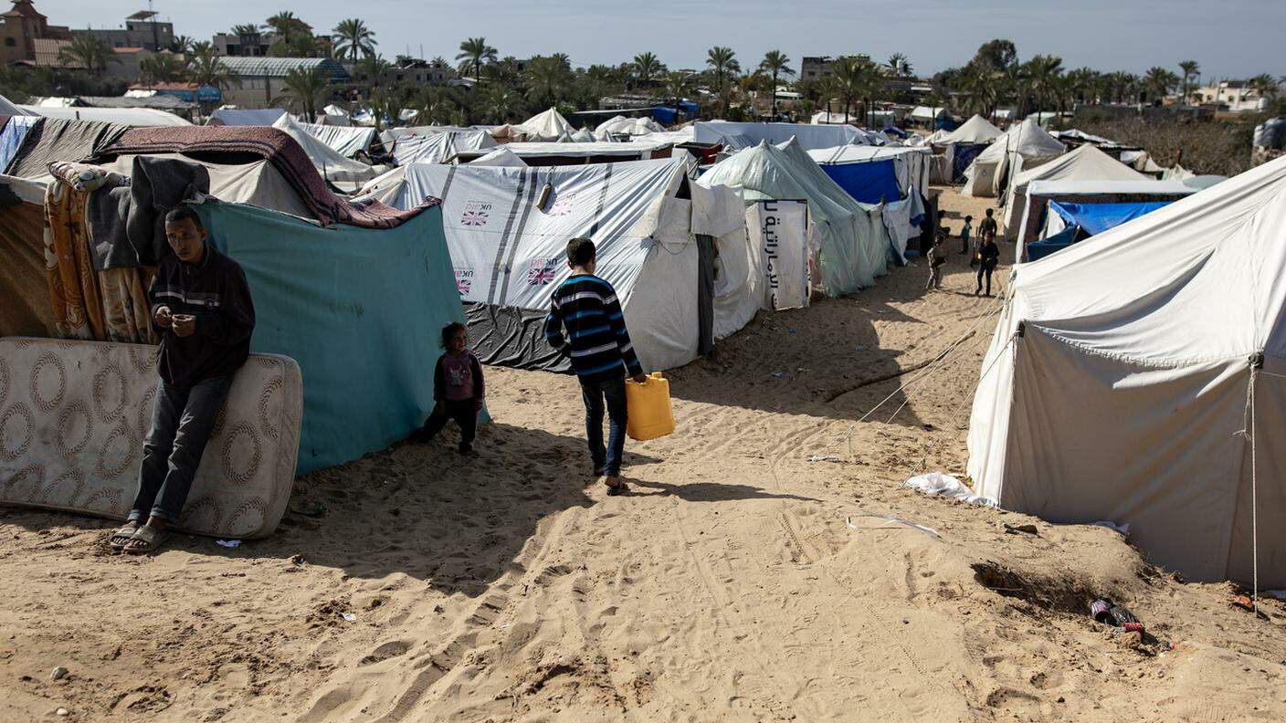 Colpiti anche campi profughi nella Striscia