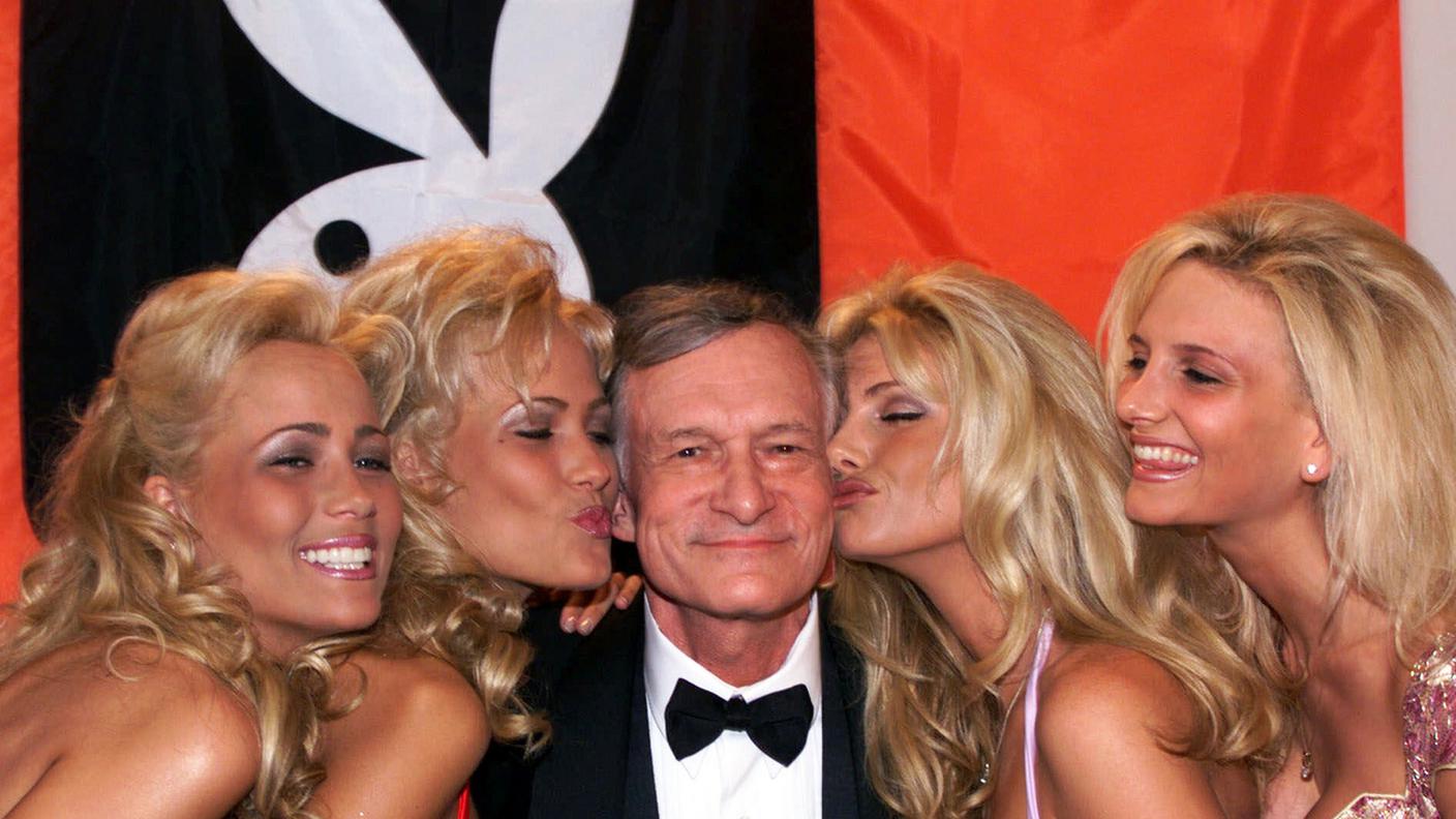Hefner insieme ad alcune delle playmates al festival di Cannes