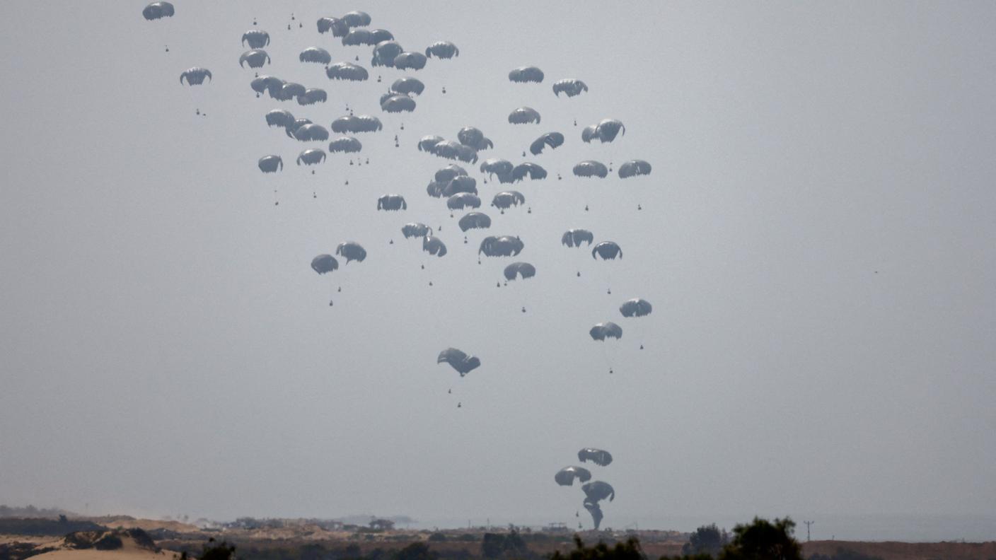 Gli aiuti umanitari vengono lanciati su Gaza