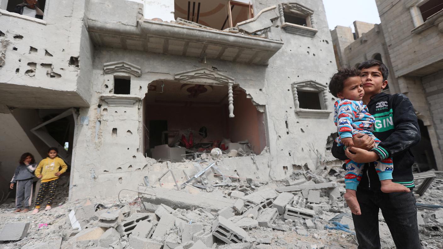 Una casa in macerie a Khan Yunis